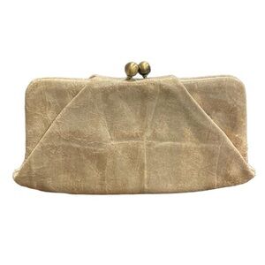 Hobo International leather clutch w/kiss clasp zip pocket 4 card slots. B12